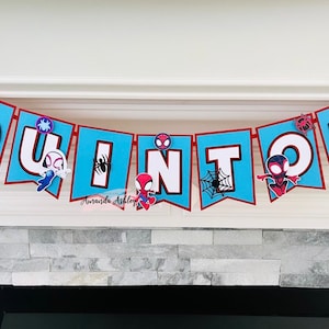 K&ouml;nnte beinhalten: Ein blaues und rotes Banner mit dem Namen "QUINTIN" in wei&szlig;en Buchstaben. An jedem Buchstaben h&auml;ngt ein kleiner Spider-Man-Charakter.