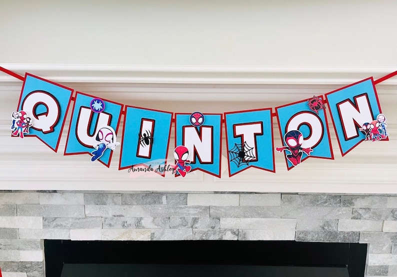 K&ouml;nnte beinhalten: Ein blaues und rotes Banner mit dem Namen "QUINTIN" in wei&szlig;en Buchstaben. An jedem Buchstaben h&auml;ngt ein kleiner Spider-Man-Charakter.