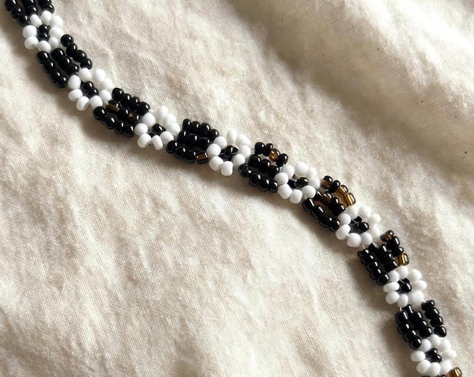 Black White Daisy Beaded Bracelet