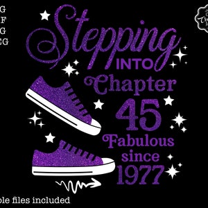 Puede incluir: Diseño gráfico de purpurina morada con el texto "Stepping into Chapter 45 Fabulous since 1977" y dos zapatillas de deporte moradas con purpurina.