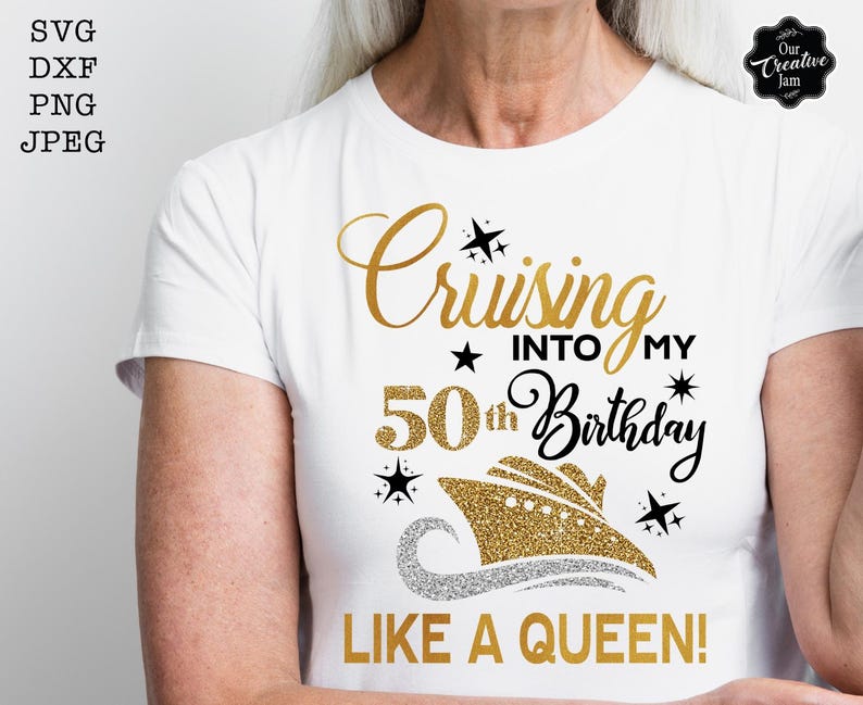 Pode incluir: Camiseta branca com texto dourado e preto: "Cruising into my 50th Birthday Like a Queen!". Um gr&aacute;fico de navio de cruzeiro com glitter dourado &eacute; apresentado abaixo do texto, com estrelas e uma onda prateada.