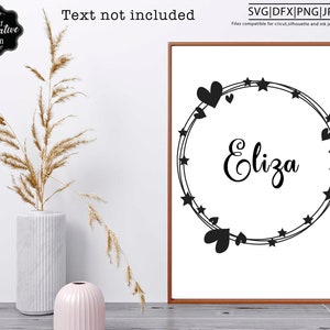 Puede incluir: Dise&ntilde;o imprimible en blanco y negro de una corona circular con estrellas y corazones. El nombre "Eliza" est&aacute; escrito en una fuente cursiva dentro de la corona.