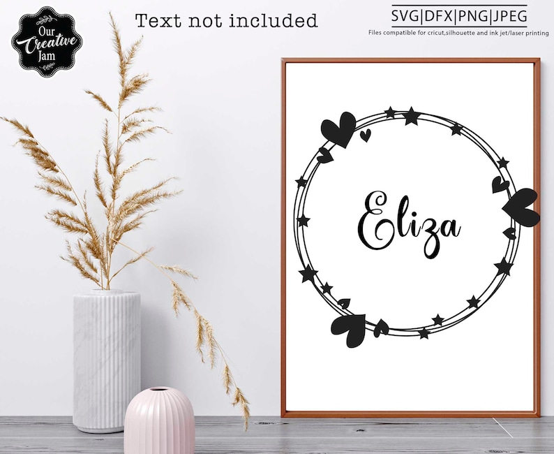 Puede incluir: Dise&ntilde;o imprimible en blanco y negro de una corona circular con estrellas y corazones. El nombre "Eliza" est&aacute; escrito en una fuente cursiva dentro de la corona.
