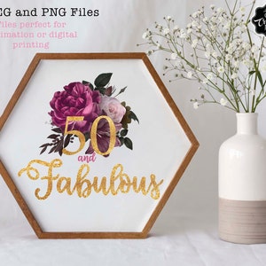 Puede incluir: Un marco hexagonal de madera con fondo blanco y un dise&ntilde;o floral. El texto "50 and Fabulous" est&aacute; escrito en letras doradas con purpurina. El marco est&aacute; sobre una superficie blanca.