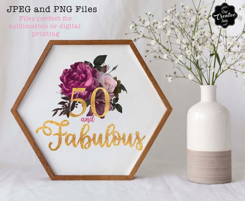 Puede incluir: Un marco hexagonal de madera con fondo blanco y un dise&ntilde;o floral. El texto "50 and Fabulous" est&aacute; escrito en letras doradas con purpurina. El marco est&aacute; sobre una superficie blanca.