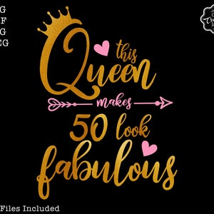 Op de afbeelding: Gouden glitter grafisch ontwerp met de tekst "This Queen makes 50 look fabulous" met roze harten en een pijl.