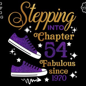 Peut inclure: Des baskets à paillettes violettes avec une inscription dorée qui dit "Stepping into Chapter 54 Fabulous since 1970".