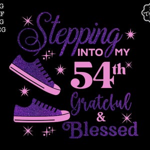 Peut inclure: Graphique de paillettes violettes avec le texte "Stepping into my 54th Grateful & Blessed" avec deux baskets violettes à paillettes de chaque côté du texte.