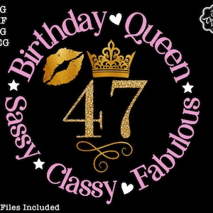 以下が含まれることがあります： ピンクとゴールドの誕生日デザインで、「Birthday Queen」と「Sassy Classy Fabulous」というテキストが、数字の47を囲んでいます。数字の47は、キラキラ光るゴールドで、その上にゴールドのクラウンがあります。