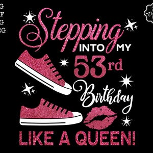 Op de afbeelding: Zwart grafisch ontwerp met de tekst "Stepping into my 53rd Birthday Like a Queen!" met roze glitter sneakers en lippen. Bevat SVG-, DXF-, PNG- en JPEG-bestandstype-opties.
