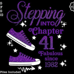 Puede incluir: Diseño gráfico de purpurina morada con el texto "Stepping into Chapter 41 Fabulous since 1982" y dos zapatillas moradas de purpurina.