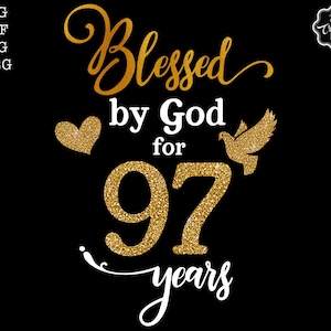 Puede incluir: Gráfico de purpurina dorada con el texto "Blessed by God for 97 years" con un corazón y una paloma.