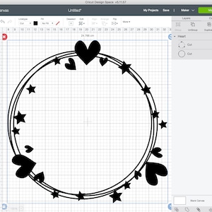 Puede incluir: Un dise&ntilde;o en blanco y negro con un c&iacute;rculo de doble contorno, rodeado de estrellas y corazones. El dise&ntilde;o est&aacute; sobre un fondo de cuadr&iacute;cula blanca.