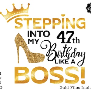 以下が含まれることがあります： 金色のグリッターグラフィックデザインで、「Stepping into my 47th Birthday like a Boss!」というテキストが書かれており、金色の王冠と金色のグリッターハイヒールシューズが描かれています。