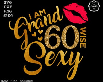 以下が含まれることがあります： 赤い唇のプリントが付いた「I am Grand 60 Sexy and Wise」というテキストのゴールドグリッターグラフィック。ゴールドファイルが含まれています。