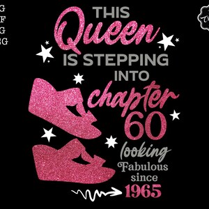 Puede incluir: Un diseño gráfico negro con el texto "This Queen Is Stepping Into Chapter 60 Looking Fabulous Since 1965." El diseño incluye dos siluetas de zapatos rosas brillantes y estrellas blancas.