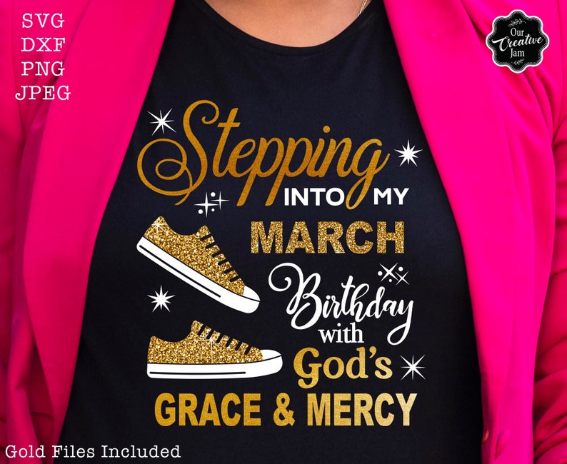 Może przedstawiać: Czarny T-shirt z napisem w złotym brokacie, kt&oacute;ry brzmi "Stepping into my March Birthday with God's Grace & Mercy". Po obu stronach napisu znajdują się dwie złote brokatowe trampki. W prawym g&oacute;rnym rogu znajduje się napis "Our Creative Jam" w k&oacute;łku.