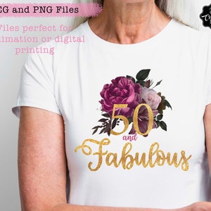 Puede incluir: Una camiseta blanca con un dise&ntilde;o de purpurina dorada que dice "50 and Fabulous" con un ramo de flores en tonos rosa y blanco.