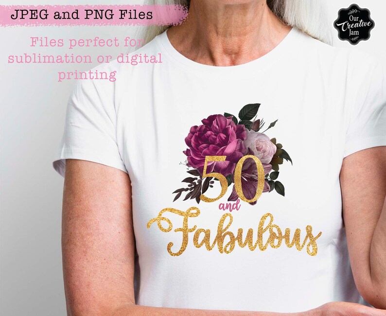 Puede incluir: Una camiseta blanca con un dise&ntilde;o de purpurina dorada que dice "50 and Fabulous" con un ramo de flores en tonos rosa y blanco.