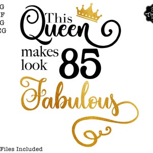 Puede incluir: Una corona dorada con un gráfico negro y dorado que dice "This Queen makes 85 look Fabulous".