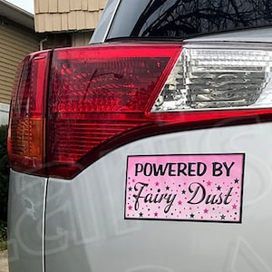 Imán para coche con diseño de polvo de hadas: Imán mágico rosa para vehículos (6x3”)