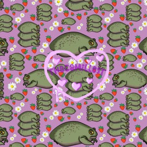 Puede incluir: Un patrón repetitivo sobre un fondo morado presenta ranas de dibujos animados, fresas y margaritas. Las ranas son verdes con ojos amarillos. Las fresas son rojas. Las margaritas tienen pétalos blancos y centros amarillos. Una forma de corazón rosa con texto está en el centro.