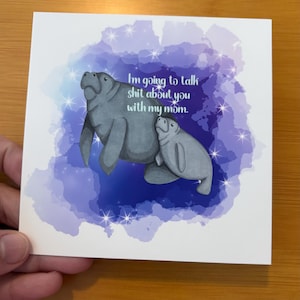 Pode incluir: Cartão de felicitações quadrado com uma ilustração em aquarela de dois peixes-boi cinzentos sobre um fundo azul e roxo com estrelas brancas. O cartão diz: "Vou falar mal de você com a minha mãe."