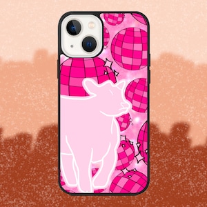 Peut inclure: Une coque de téléphone rose et blanche avec un motif de boule disco et une illustration de cochon rose. La coque est conçue pour un iPhone.