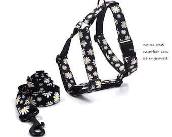 Personalized dog harness and leash, daisy pattern, harness with name, dog collar and leash.