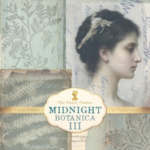 Peut inclure: Un collage de papier de style vintage présentant le portrait de profil d'une personne avec un accessoire de cheveux décoratif, des illustrations de fougères, une écriture manuscrite et des motifs de dentelle dans des tons bleu, crème et gris, avec une étiquette centrale indiquant The Paper Cameo MIDNIGHT BOTANICA III.
