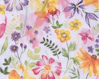 Puede incluir: Una servilleta de papel cuadrada con una ilustración en acuarela de varias flores silvestres en tonos amarillos, rosas y morados, intercaladas con hojas y tallos verdes, y una pequeña mariposa rosa sobre fondo blanco, con texto de copyright.