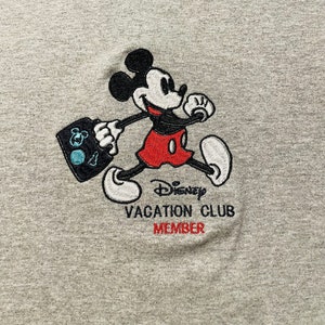 Camiseta, sudadera o sudadera con capucha bordada para miembros de Disney Vacation Club (DVC)