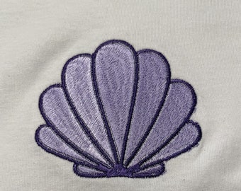 Camiseta, moletom ou blusa de moletom com capuz bordada da Pequena Sereia da Disney | Concha do Mar