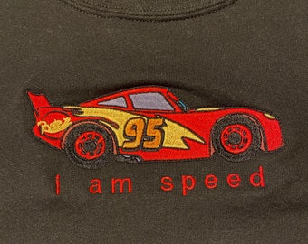 Camisa bordada de Rayo McQueen / Sudadera o sudadera con capucha de Disney Cars / Regalo para fanáticos de las carreras "Soy Velocidad" / Kachow Apparel