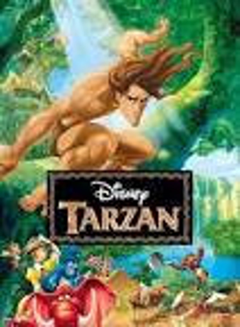 Puede incluir: Un p&oacute;ster de pel&iacute;cula para la pel&iacute;cula animada Disney's Tarzan, con un Tarzan musculoso balance&aacute;ndose por la jungla con un fondo verde. El t&iacute;tulo "Disney Tarzan" se muestra en un cuadro negro.