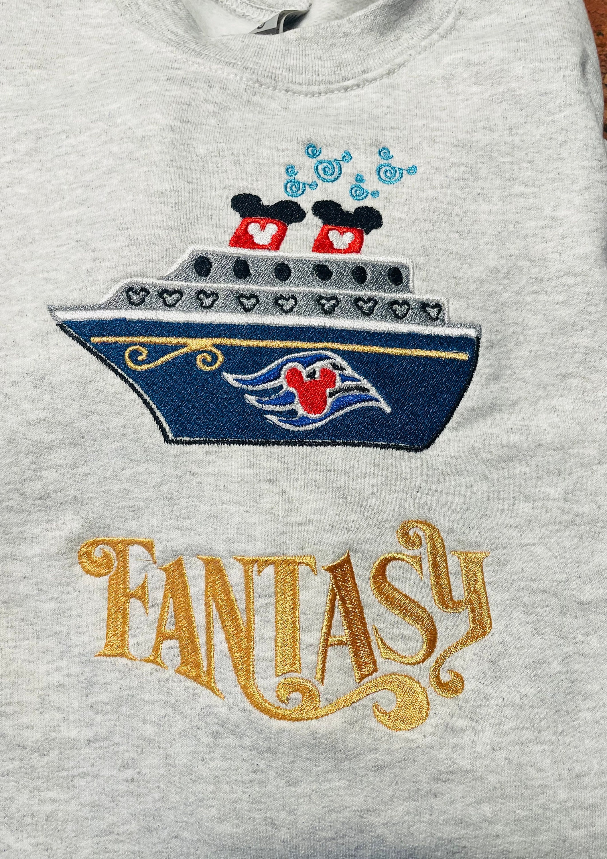 ディズニークルーズライン（DCL）刺繍スウェットシャツ｜大きな船名と 