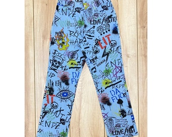 Blaue StreetwearJeans, Jeans mit Graffiti-Aufdruck, Jeans im Urban-Stil, bedruckte Hose, mit Graffiti bemalte Jeans, W30, Größe S/M.