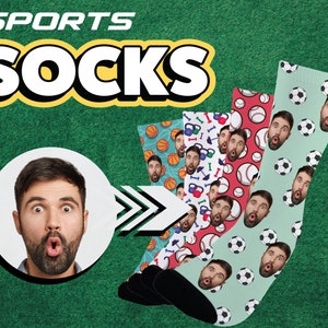 Könnte beinhalten: Sportsocken mit einem Design eines überraschten Gesichts. Die Socken zeigen verschiedene Sportmotive, darunter Basketbälle, Basebälle, Hanteln und Fußbälle. Das Wort "SPORTS" steht über dem Wort "SOCKS" in fetter Schrift.
