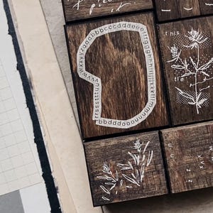 Collection de tampons en caoutchouc bois Somesortof.fern Letters and Blooms Beach