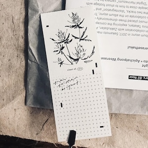 Könnte beinhalten: Eine Schwarzweißillustration einer Blume mit dem Text "a sort of form" darunter. Die Illustration befindet sich auf einem weißen Hintergrund mit einem schwarzen Rastermuster.