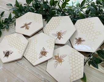 Posavasos de cerámica hechos a mano con diseño de abeja, detalle de panal en color verde azulado y detalles en oro de 22 quilates (juego de 6).