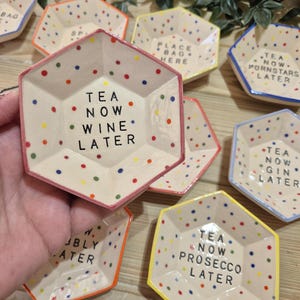 Plato de cerámica con eslogan para bolsitas de té, lunares, organizador de bolsitas de té, soporte para bolsitas de té, hecho a mano, hexagonal, imagen 1