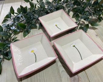 Juego de 3 platos de cerámica con margaritas para joyería, hechos a mano, con forma de llave, regalo de inauguración de la casa.
