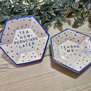 Plato de cerámica con eslogan para bolsitas de té, lunares, organizador de bolsitas de té, soporte para bolsitas de té, hecho a mano, hexagonal, imagen 5