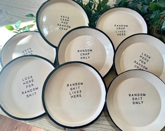 Plato de baratijas de gres hecho a mano, bandeja divertida con forma de llave y objetos variados, plato para guardar pequeños objetos, regalo de inauguración de casa.