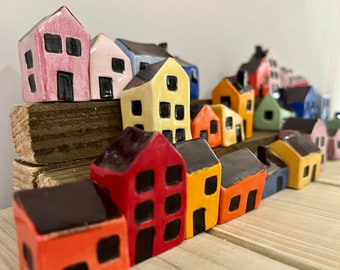 Juego de 4 cabañas de cerámica en miniatura, casas de gres hechas a mano con lema