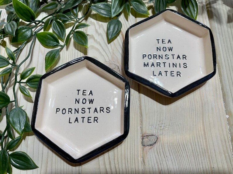 Plato de cerámica con eslogan para bolsitas de té, organizador de bolsitas de té, soporte para bolsitas de té, hecho a mano, hexagonal, imagen 3