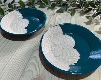 Juego de 2 platos para anillos de cerámica hechos a mano con textura de encaje, color azul verdoso.
