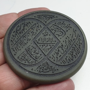Geweldig!! Cabochon met snijwerk van zwarte jade, zeldzaam vintage Arabisch karakter gesneden 55 x 52 mm, prachtig gesneden karakter