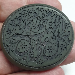 Geweldig!! Cabochon met snijwerk van zwarte jade, zeldzaam vintage Arabisch karakter gesneden 48 x 44 mm, prachtig gesneden karakter